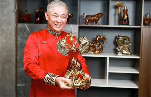 演员童佑基表达了对产品“葵花凤凰-多哈龙系列”的感受