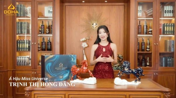  Á Hậu Miss Universe Việt Nam 2023 - Trịnh Thị Hồng Đăng đã chia sẻ những cảm xúc chân thành về tặng phẩm ngày Tết của DOHA, thông qua bộ đôi tạo tác Long Mã và Hãn Huyết Bảo Mã  