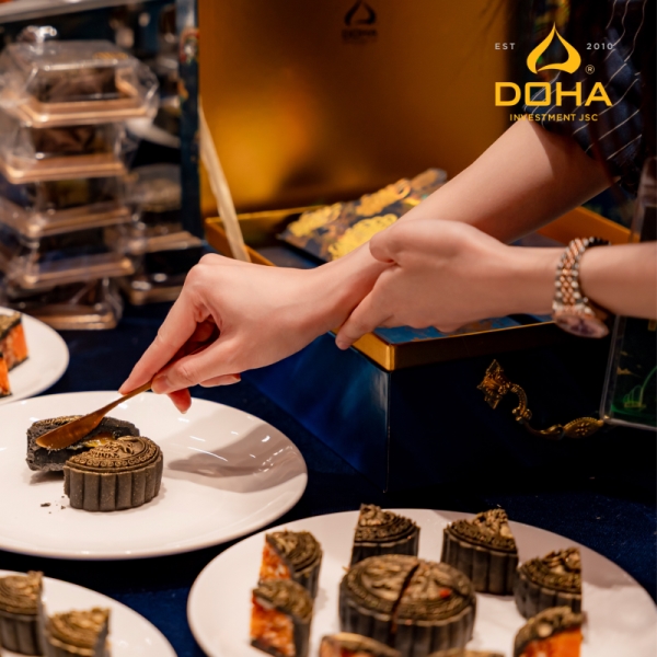 Why do people choose moon cakes to give each other?